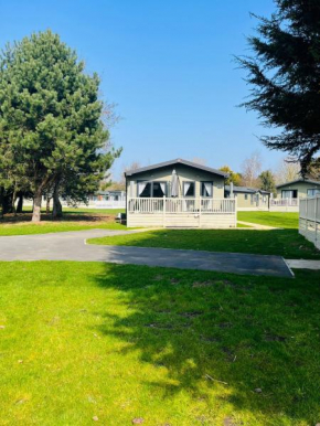 Reynards Retreat Lodge with Hot Tub
